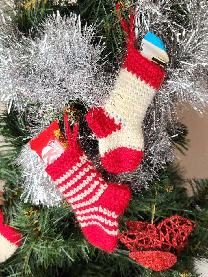 Adorable Mini Stockings Crochet Pattern for Christmas Tree and Advent Calendar