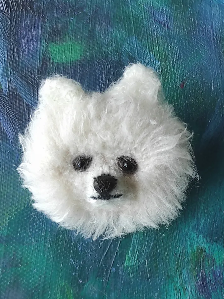 Brooch/miniature "White Spitz".