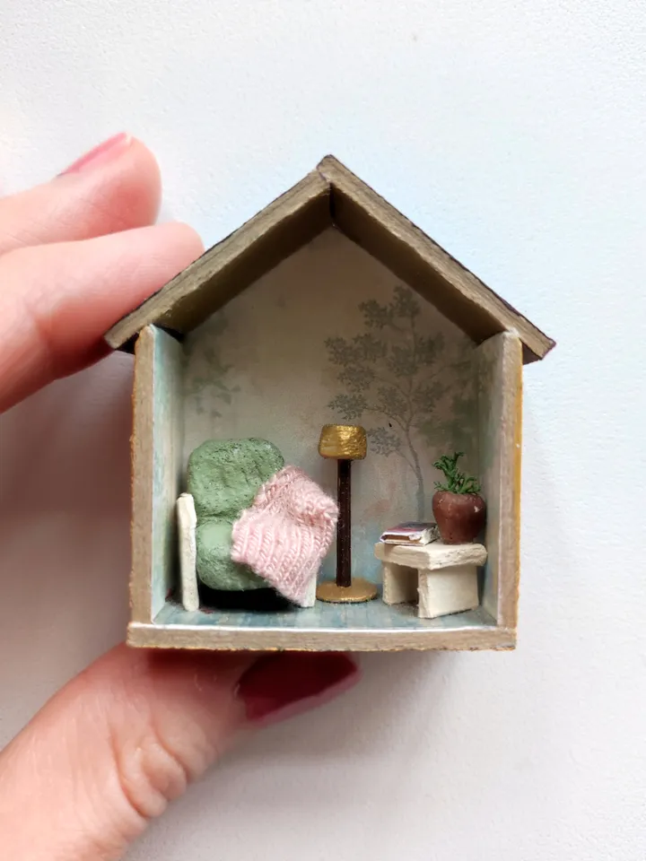 Roombox Miniature Dollhouse with Furniture 1/100 Reading Nook