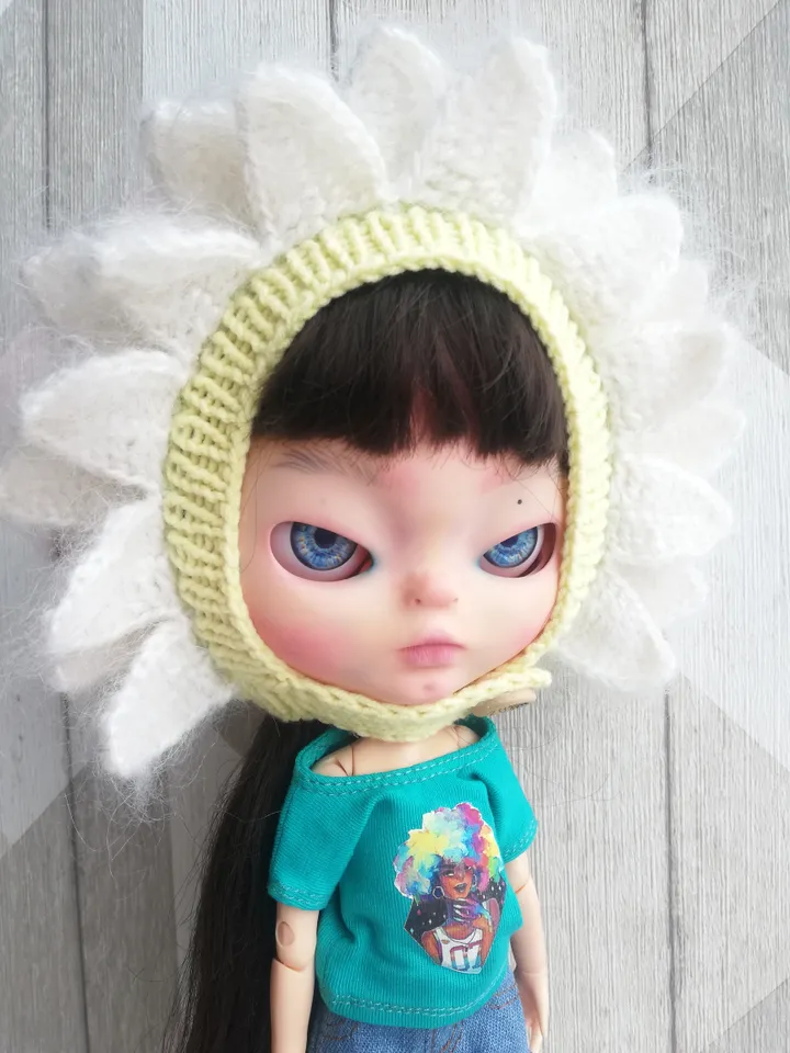 Blythe crochet helmet Chamomile