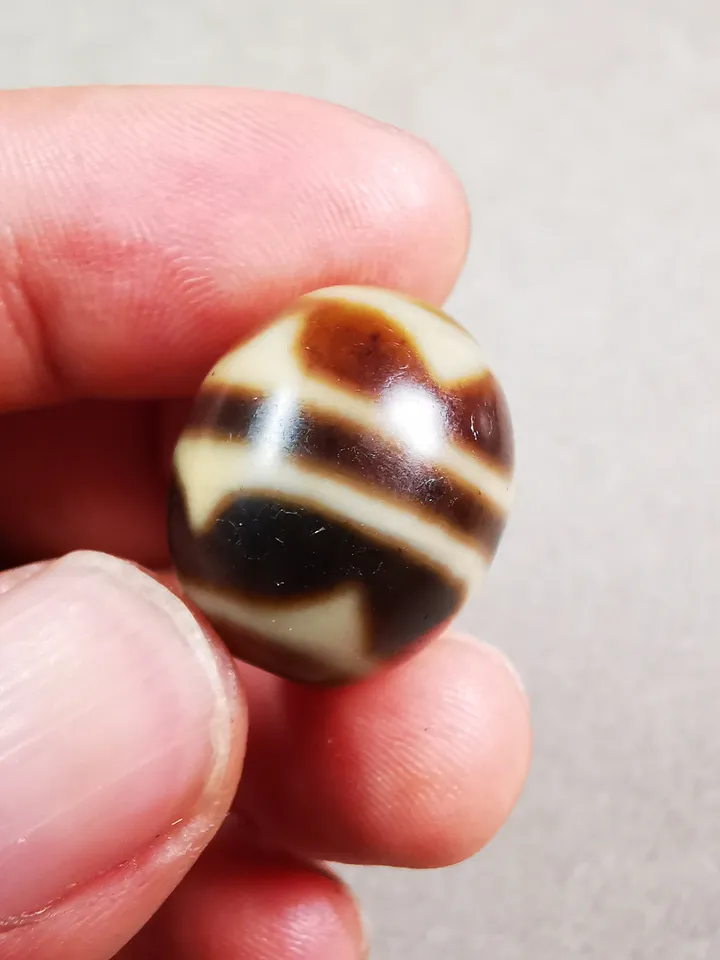 Gandhanra Tibetan Round Tiger Tooth Dzi Bead(Darrow or Taklok Dzi),Tibetan Chung,Wealth Amulet,Small Size 20*17 mm