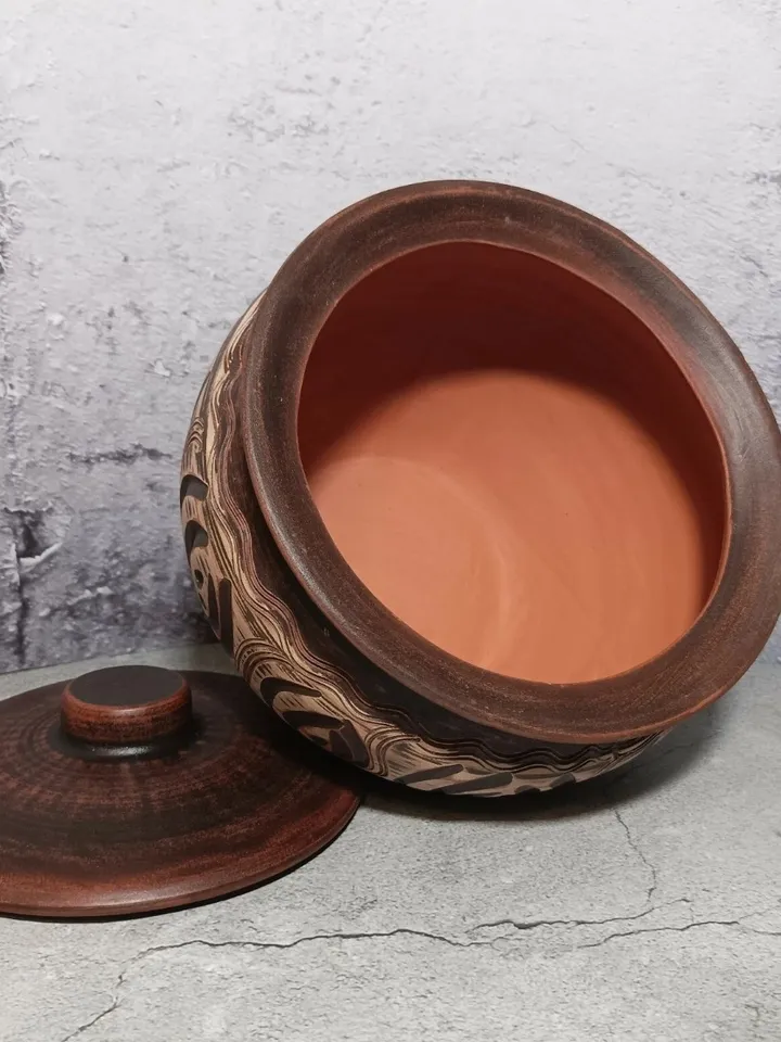 Ceramic casserole with a lid 135.25 fl.oz Handmade from red clay Carved pattern