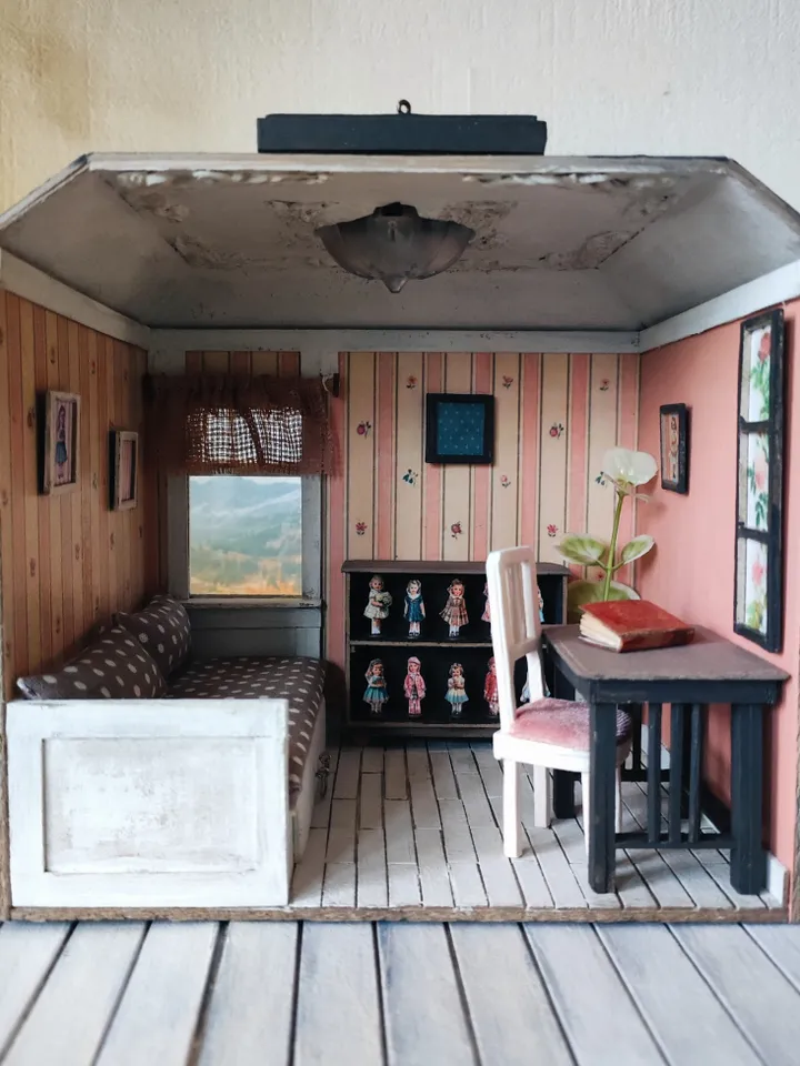 Miniature Roombox for Dolls Little Collector's Dollhouse 1/18 scale