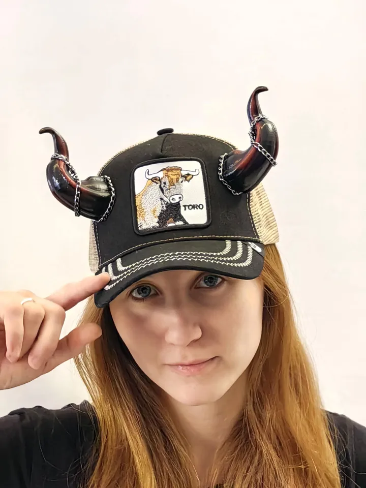 Baseball cap with devil horns, with black and red bull horns for Halloween, Photoshoot, Realistic Fantasy Cosplay Horns