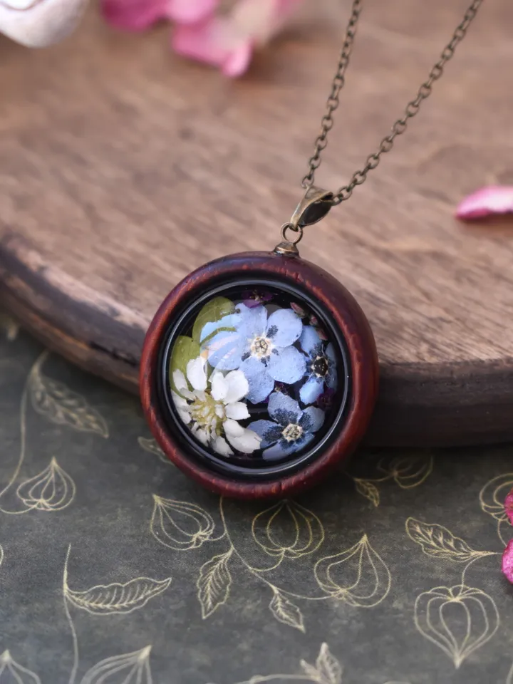 Pendant with forget-me-nots and yarrow in a wooden frame. Pendant with real forget-me-nots. Real yarrow in resin.