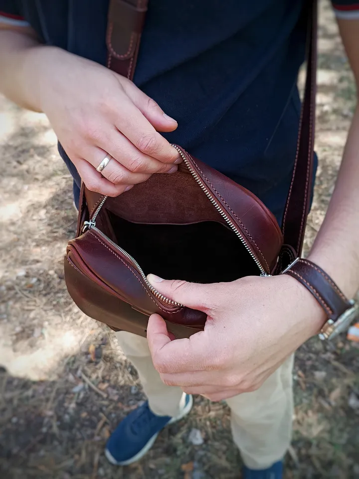 PDF Pattern for a men's crossbody bag. Increased size. Download PDF. Men's bag leather pattern. Classic men's leather bag - pattern.