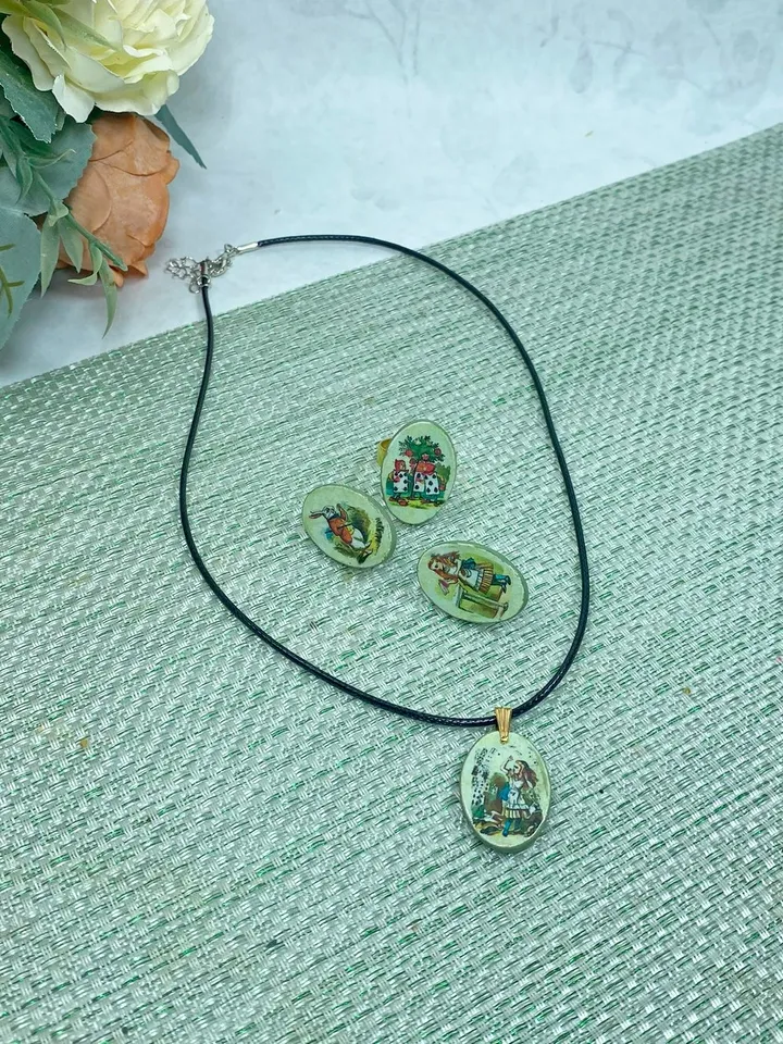 Handmade jewelry set.
