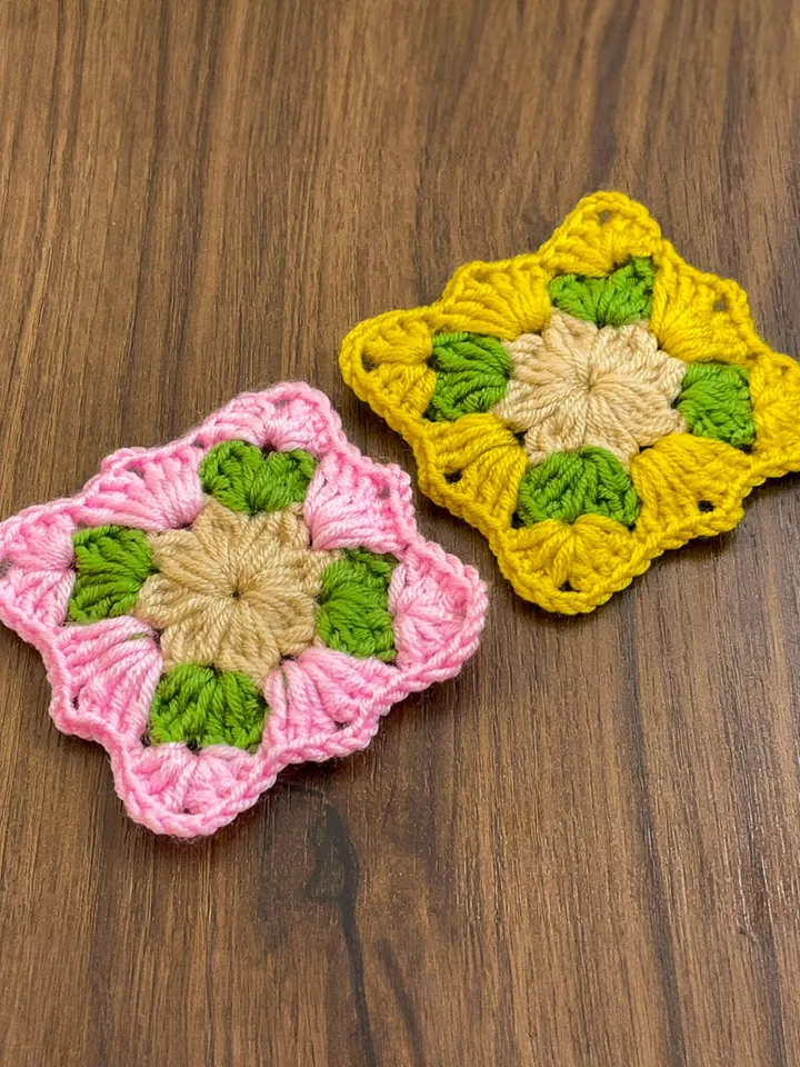 Small Crochet Square Pattern - Beautiful and Easy Granny Squares for Cozy Blankets and Cardigans - Ideal Present for Beginners