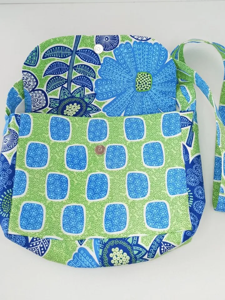 Women's shoulder bag made of natural cotton.