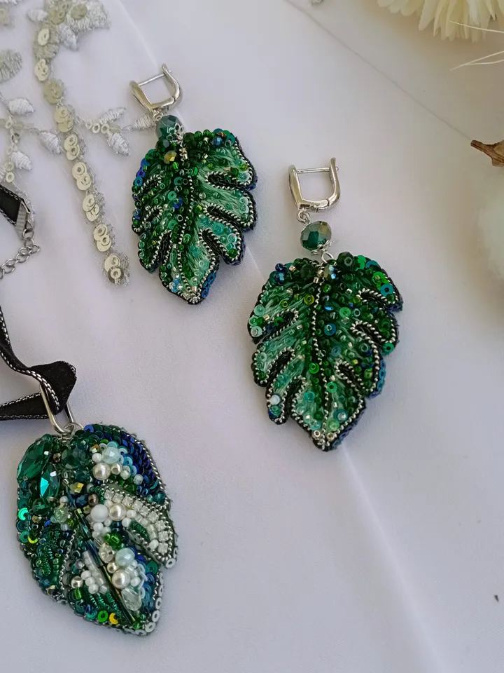 Handmade beaded emerald monstera leaf earrings, monstera jewelry, plant earrings, leaves earrings, monstera gift