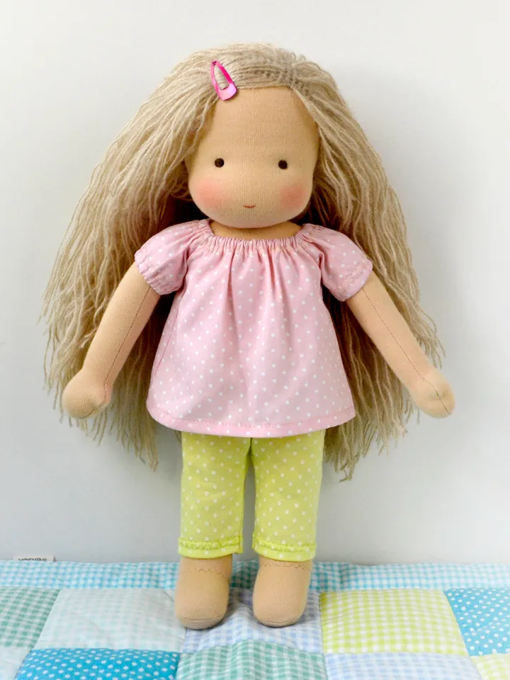 DIY clothes set for a Waldorf doll 13 inch (33 cm) tall. PDF sewing patterns and tutorials.