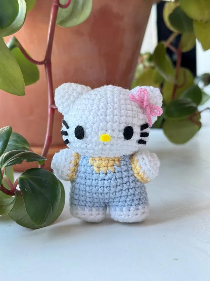 PATTERN crochet hello kitty, pdf crochet pattern, US terms, sanrio crochet, keychain crochet, amigurumi kitty in overalls