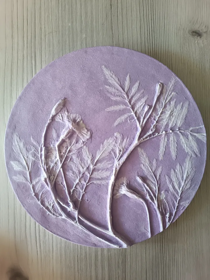Botanical bas-relief depicting a velvet tree