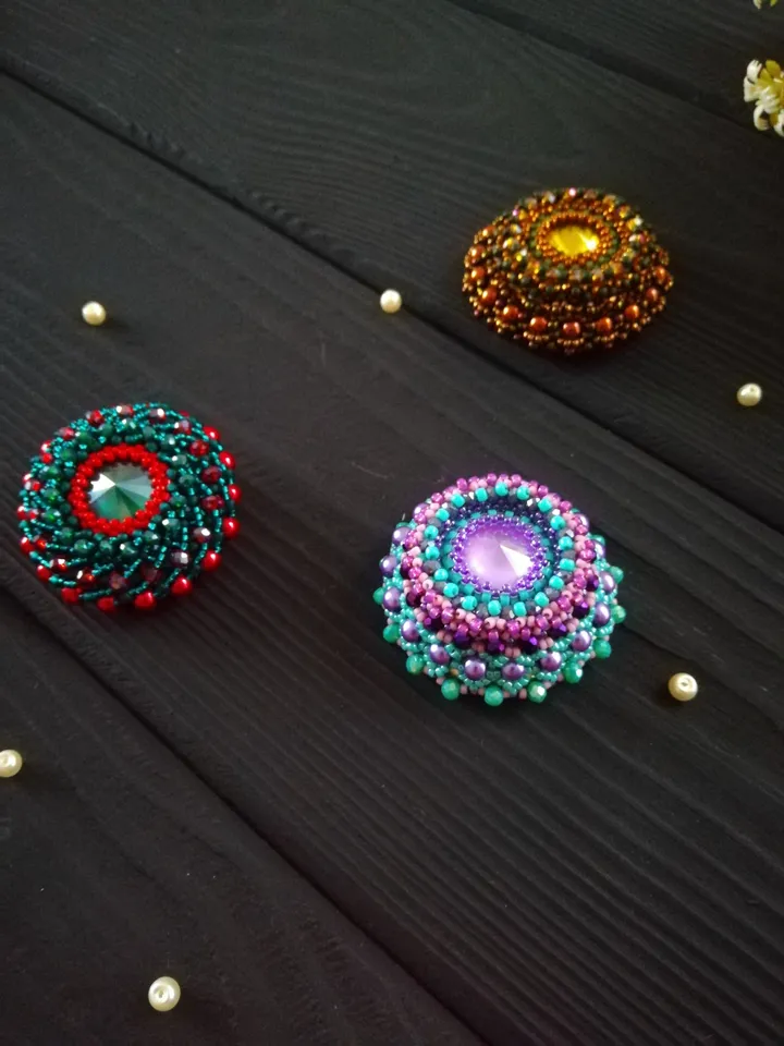 Round bead brooch