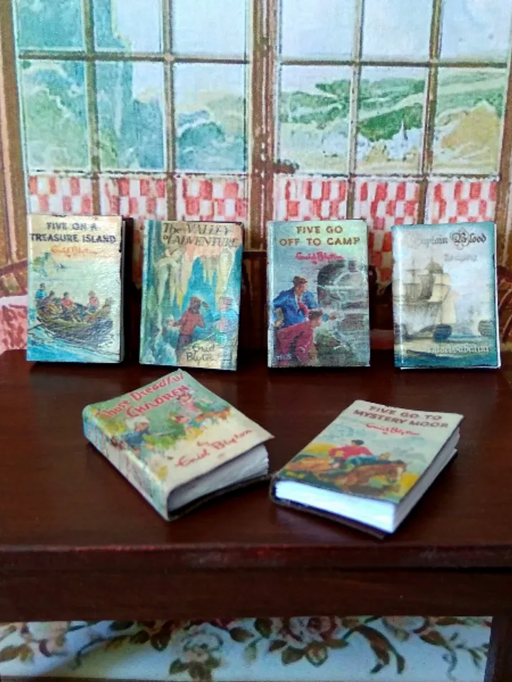 Books. A set of books. 6 items.1:12 scale.