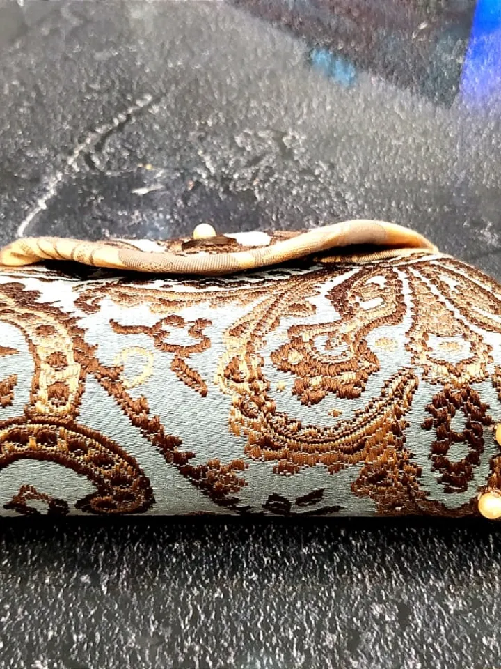 The eyeglass case