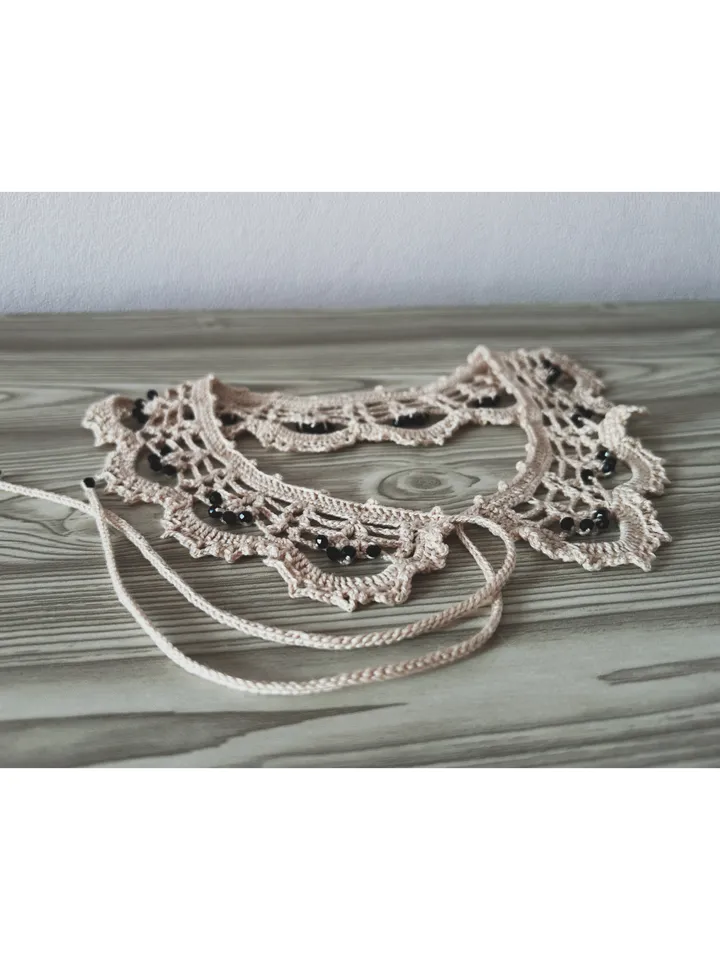 Beige lace collar with beads