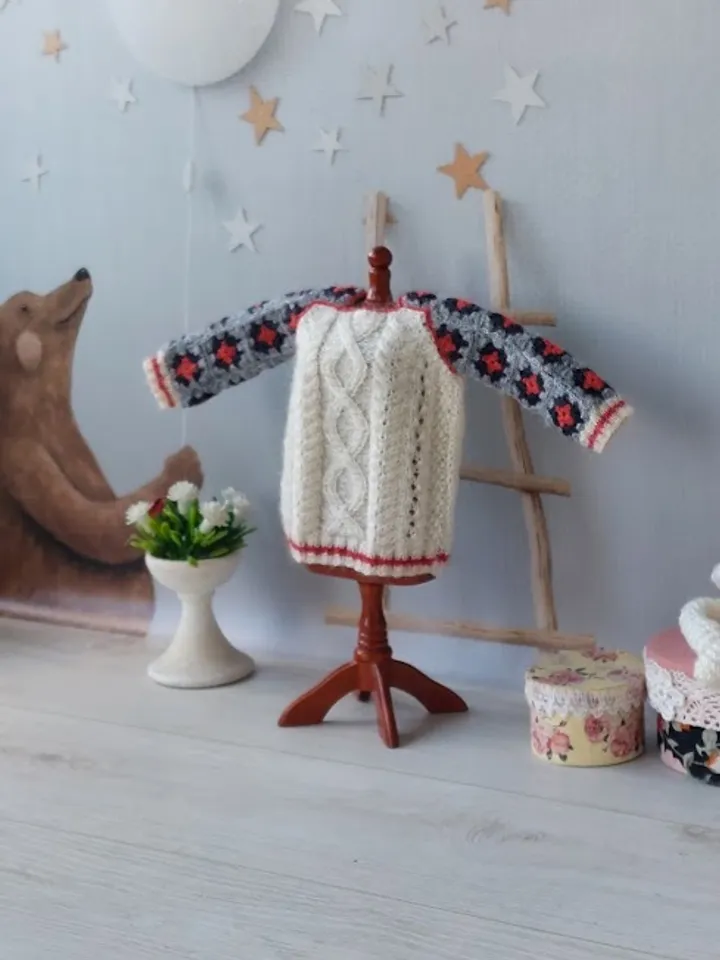 Exclusive sweater for OB22 doll: a unique handmade accessory