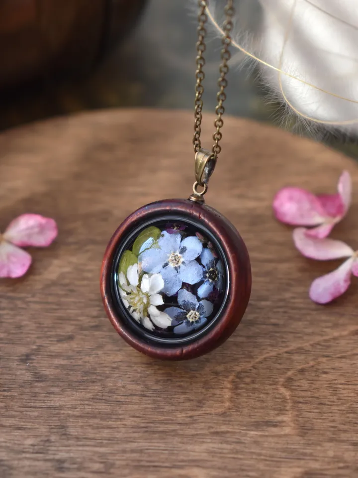Pendant with forget-me-nots and yarrow in a wooden frame. Pendant with real forget-me-nots. Real yarrow in resin.