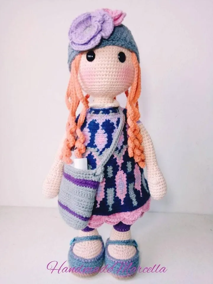 Jemma Doll β 33 cm Crochet Amigurumi with Hat β Articulated Handmade Doll β Tapestry Dress β Collectible Gift for Girls & Adults