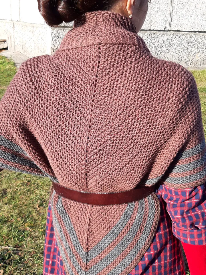 Triangle brown outlander shawl Claire shoulder wrap, natural wool wrap, outlander gift, warm shawl chunky knit