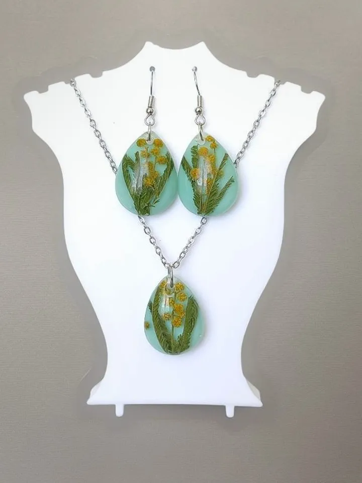 Delicate spring mint colored costume jewelry set with flowers