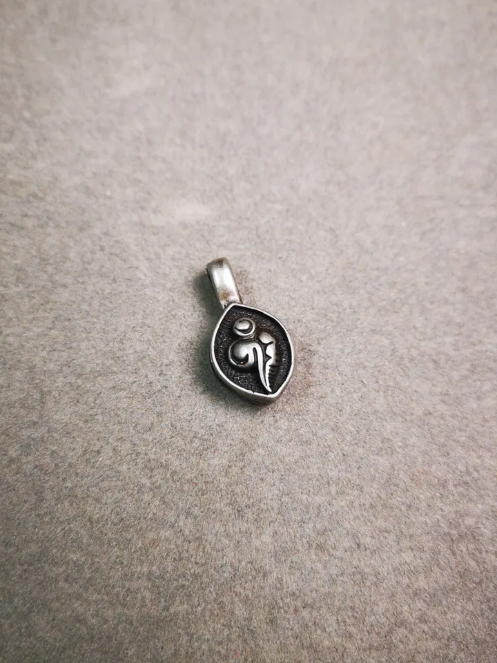 Gandhanra Handmade Buddhist Mala Counter Clip,Bum Counter Clip for Prayer Beads,Shankha / Conch Shape,Mala Accessories