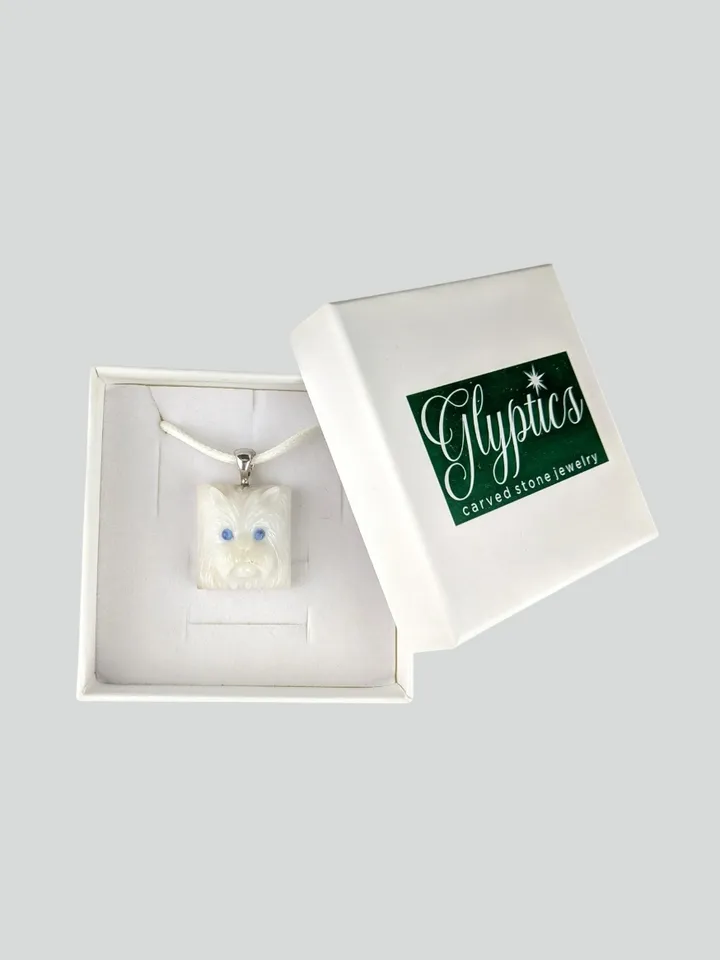 Pendant cat face made of white agate and blue quartz.