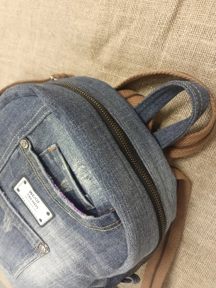 Denim backpack with 100 percent cotton lining, handmade, recycled jeans, 5 pockets on the outside, 2 deep pockets on the inside, strong webbing straps, decorated with a label and genuine leather on the zipper puller. size: height 30 cm. *25*12cm
