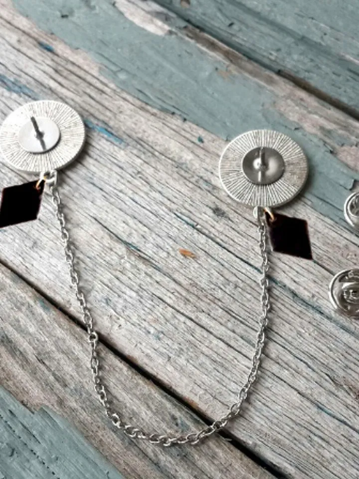 Harry Potter Nine and three quaters collar brooch with charm