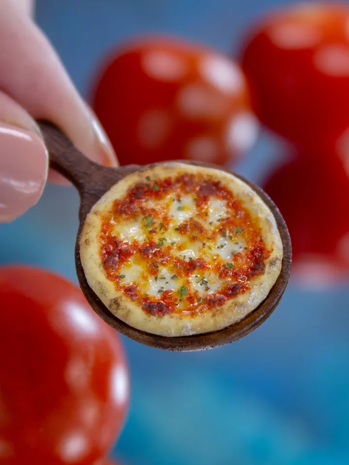 TUTORIAL Miniature polymer clay pizza
