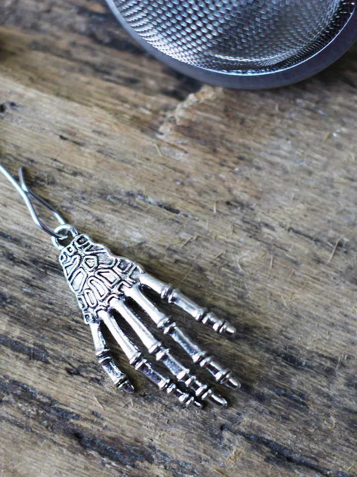 Skeleton hand tea infuser for loose leaf tea, Tea Maker with skeleton charm, Tea Steeper Herbal tea Halloween gift