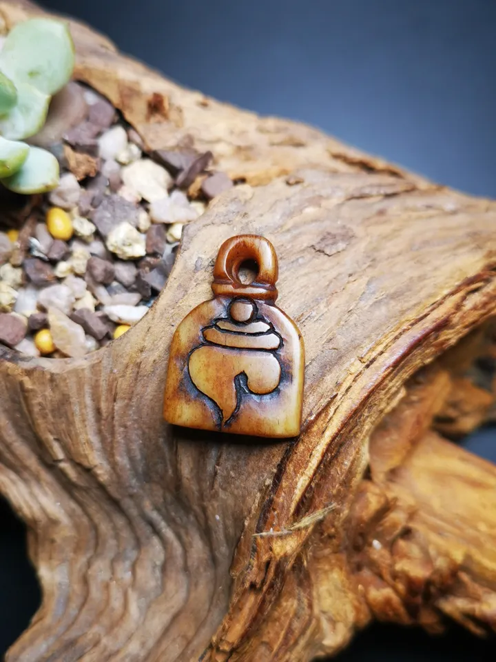Gandhanra Tibetan Shankha Flower Amulet,Yak Bone Carved Conch Pendant, Bead Counter Clip Pendant for Mala, Prayer Bead Accessories