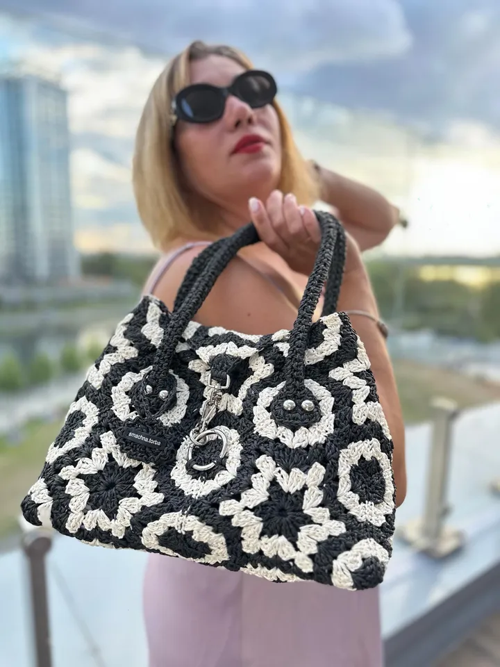 Crochet pattern granny hexagon bag PDF digital instant download and video tutorial, shoulder bag, hexagon motifs handbag, monochrome bag