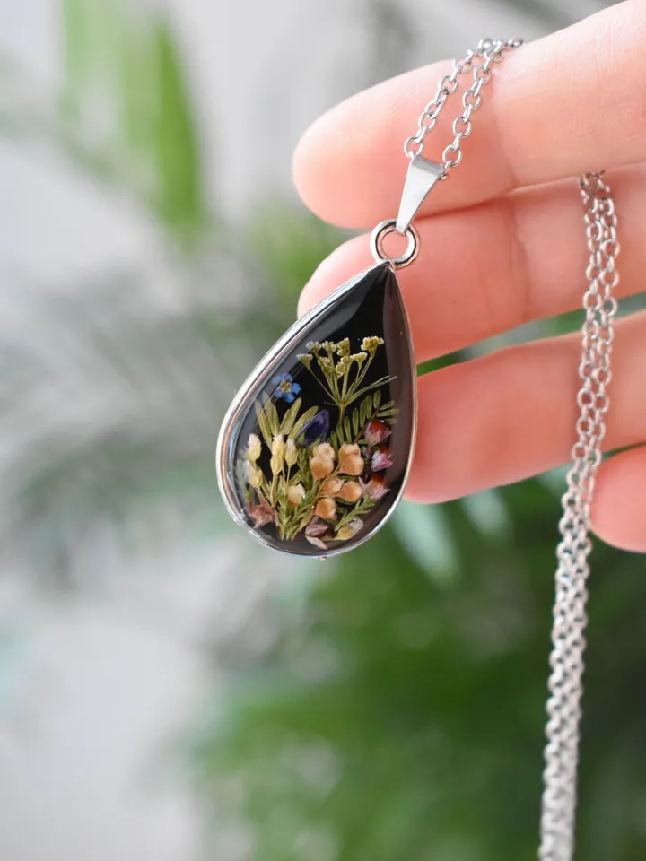 Pressed flowers Necklace. Real flower necklace. Botanical flower necklace.