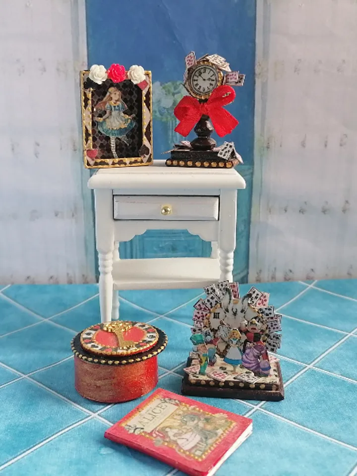 Dollhouse accessories set. Alice. Scale 1:12.