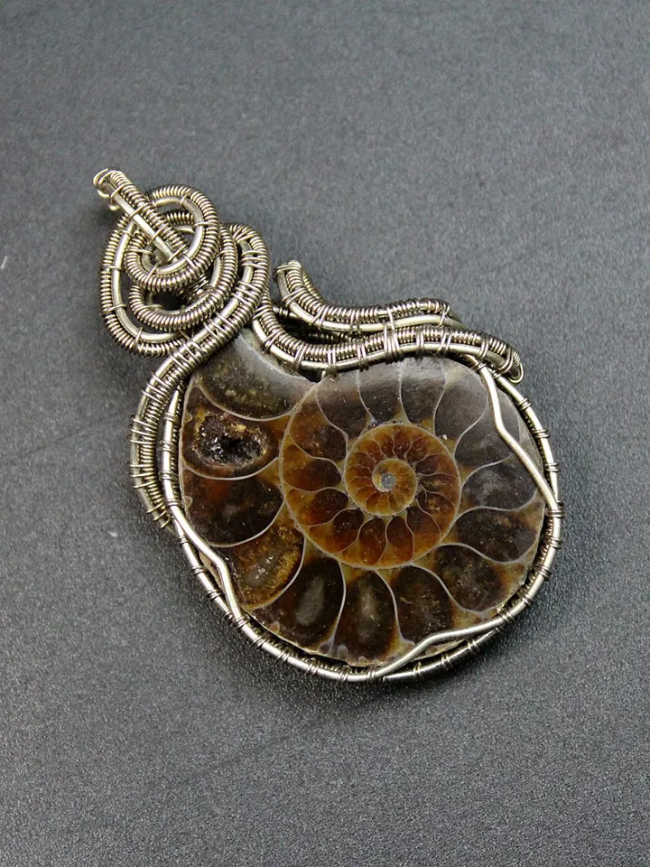 Handmade pendant made of natural ammonite and nesilber wire