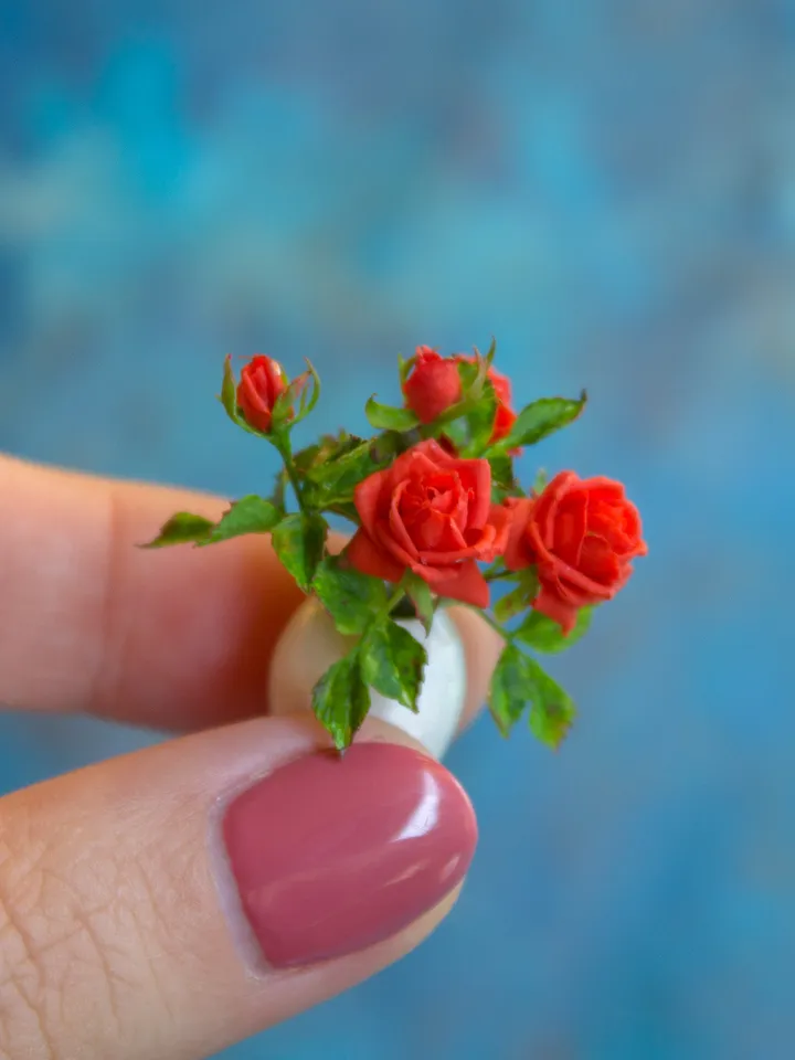 MINIATURE Roses in a Ceramic vase | Dollhouse miniatures