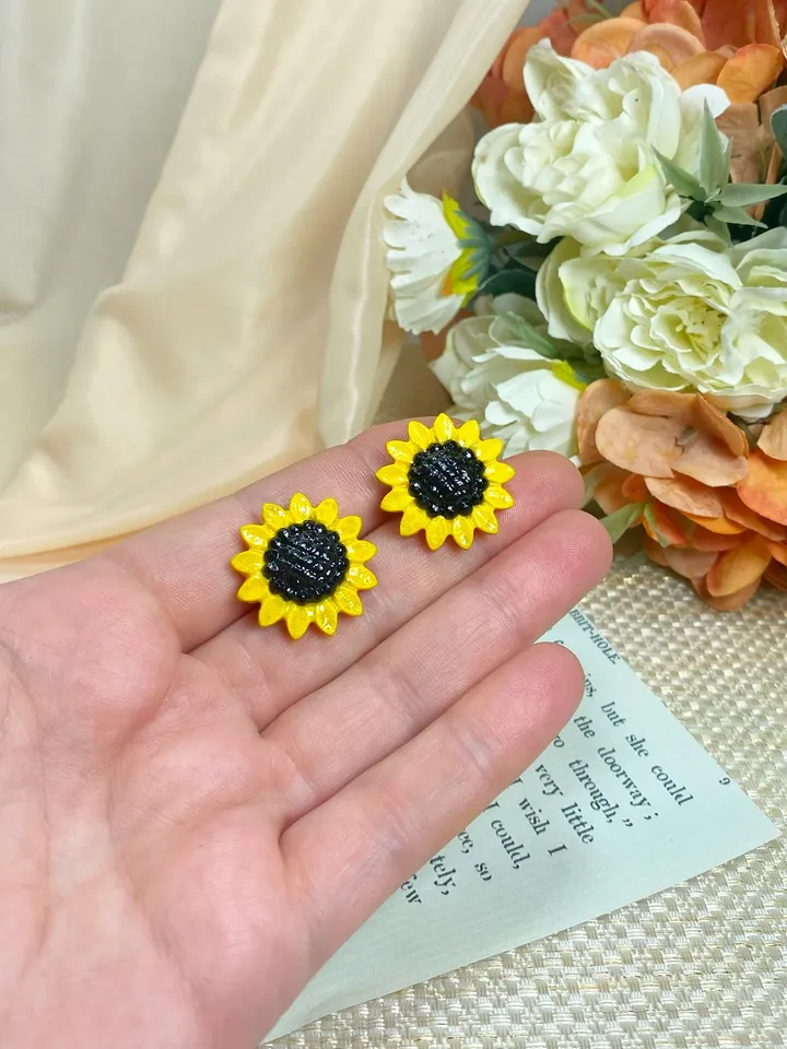 Bright set of jewelry with sunflowers.
