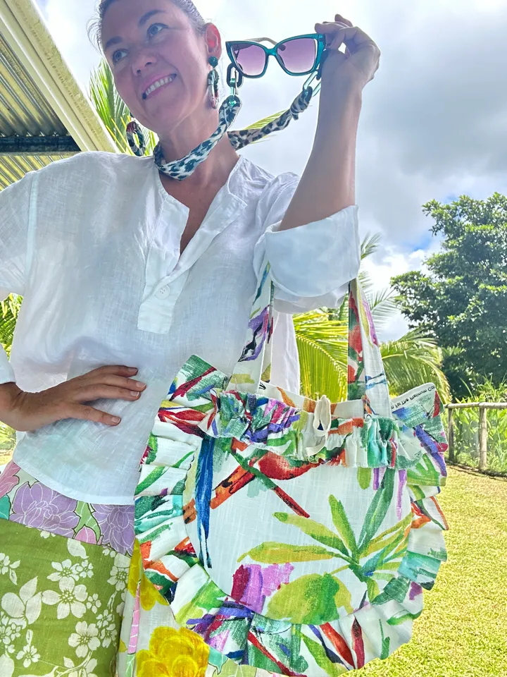 **Summer bag**

A summer bag is a stylish and practical accessory that is perfect for warm weather. It is usually made of lightweight materials such as cotton, linen, or straw, which allow air to circulate and keep you cool.

There are many different styl