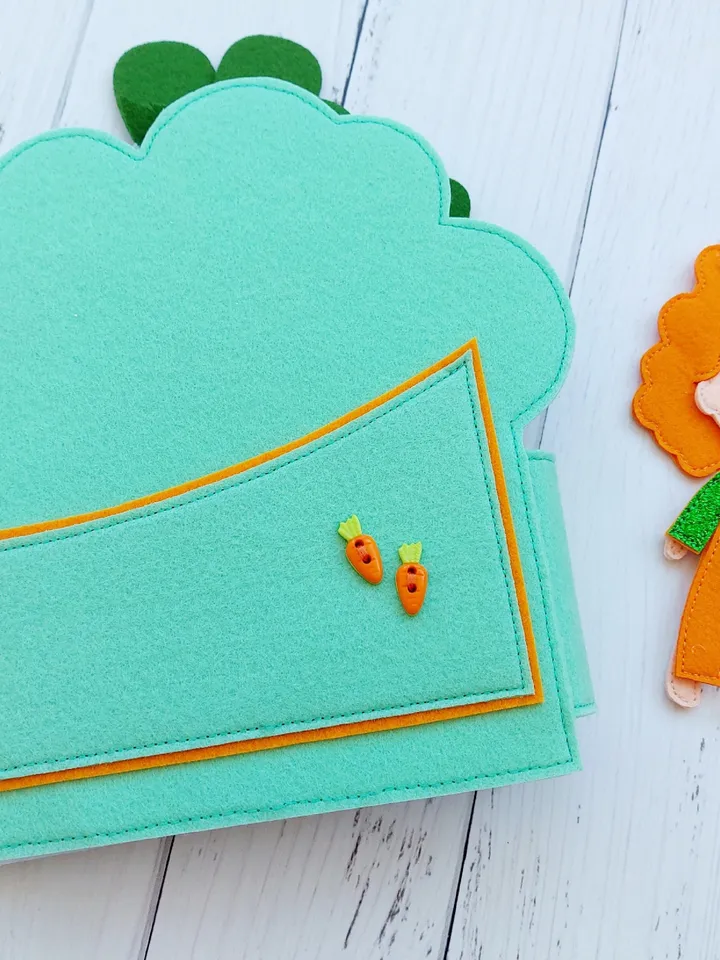 Carrot Dollhouse Felt Dollhouse Kids Dollhouse with Clothes and Food Set Portable Fabric Doll Room
