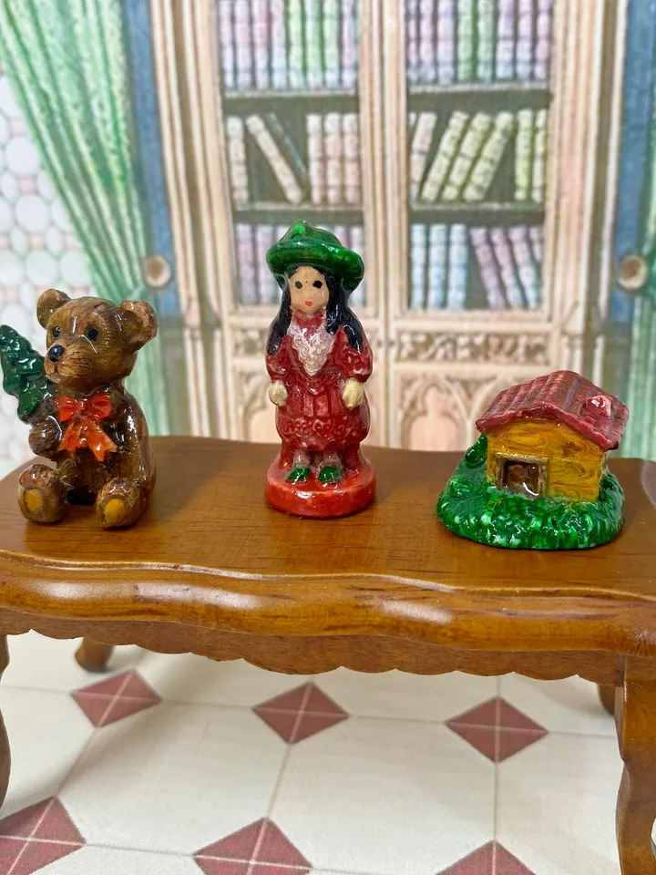 Vintage ceramic figurines for a dollhouse. 1:12. Mini figurines for a doll. Dollhouse accessories.