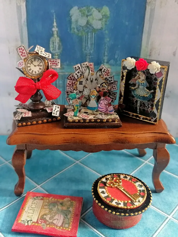 Dollhouse accessories set. Alice. Scale 1:12.