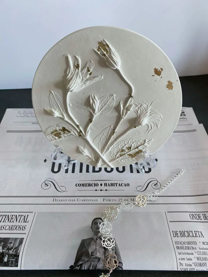 Decorative plate made of plaster