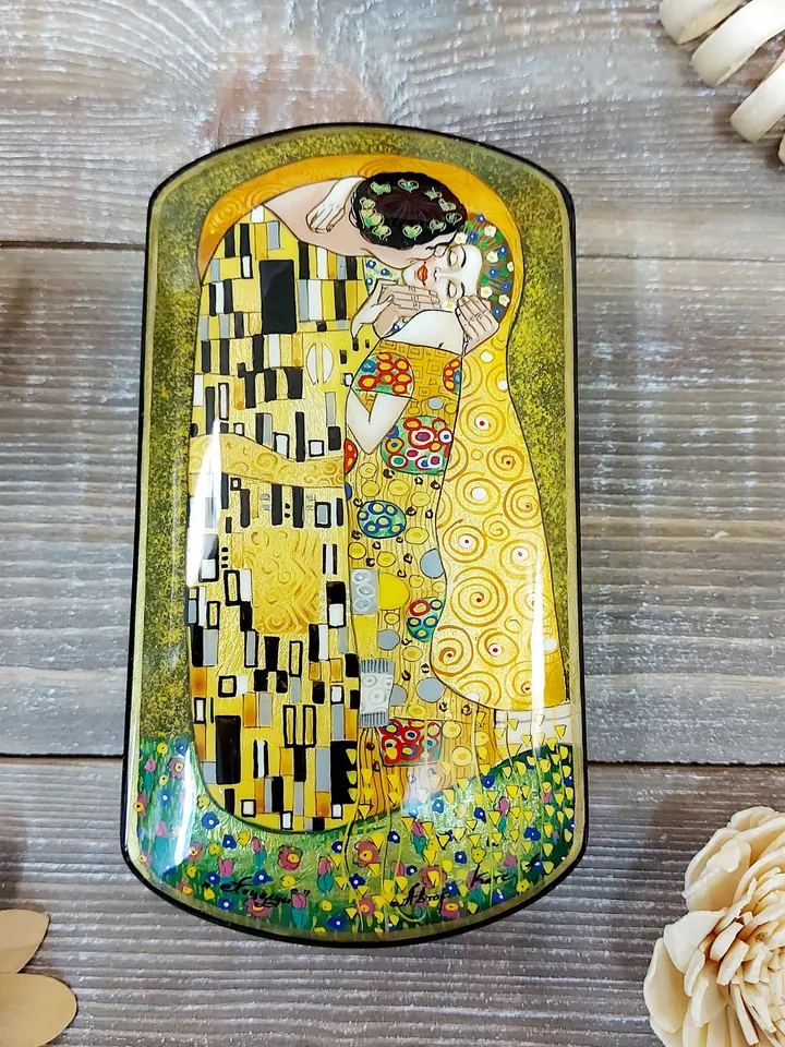 Beautiful Russian Lacquer box Art Deco "Kiss" Gustav Klimt Mother of pearl Papier mache Art gift Fedoskino Collectible Gift for her