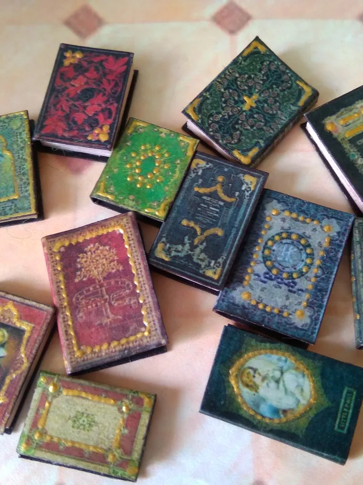 Books. A set of books. 6 items.1:12 scale.