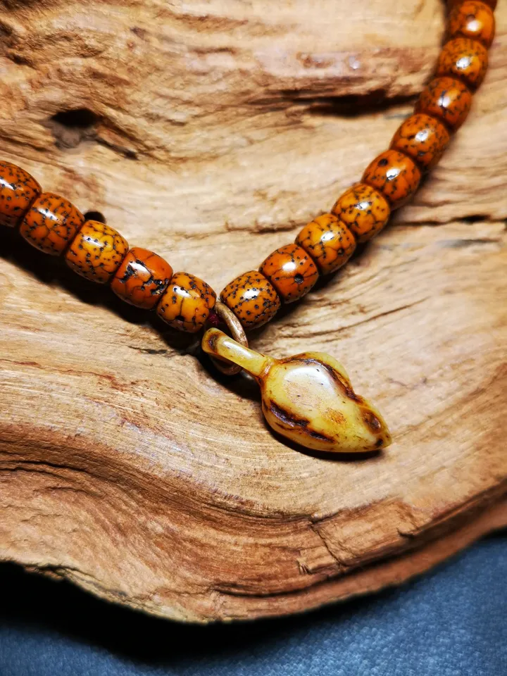 Gandhanra Tibetan Shankha Amulet,Yak Bone Carved Conch Bead Counter Clip Pendant for Mala, Prayer Bead Accessories