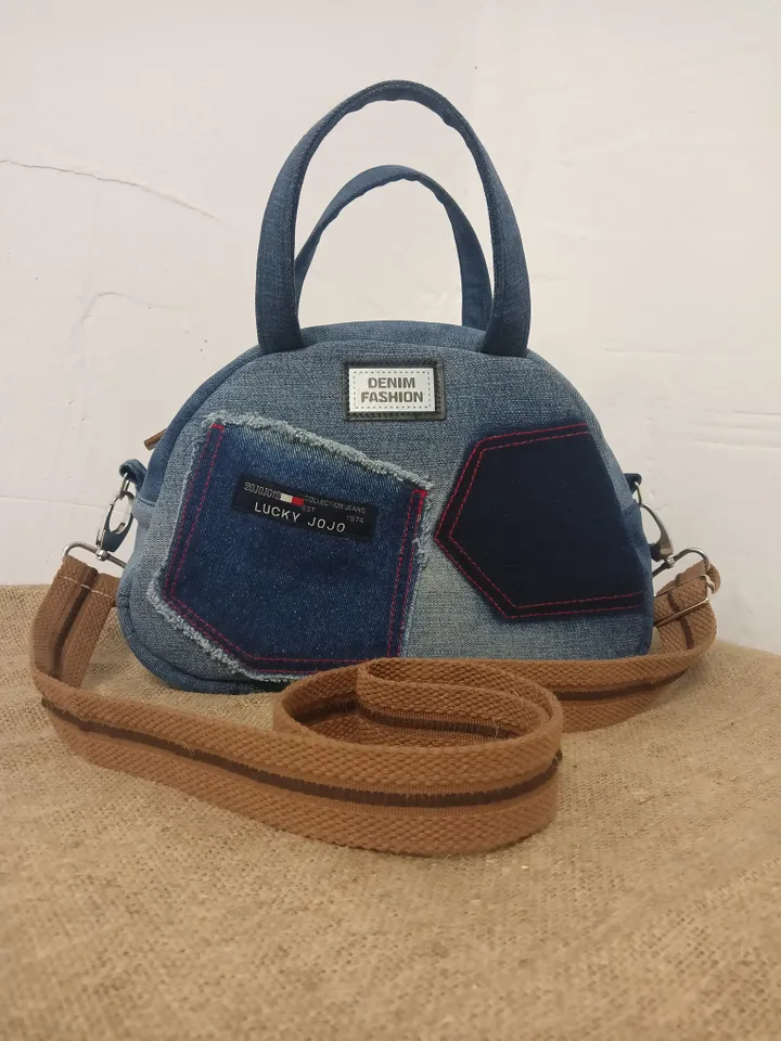 Cute denim shoulder or crossbody bag made of recycled jeans.
Nice denim Boston bag, on a belt, with 5 pockets, crossbody or shoulder, light only 275 grams, the strap is detachable. you will not see such a bag anywhere else. size 26 * 18 * 11 cm.