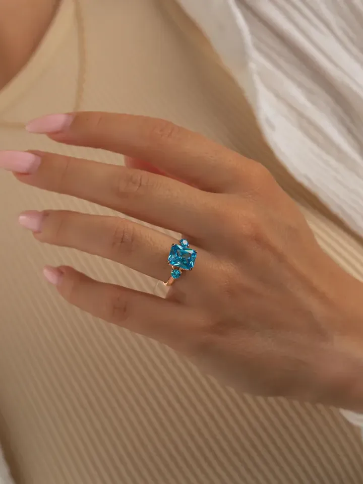Ring made of 925 silver (585 gold coating) with blue topaz and blue cubic zirconia