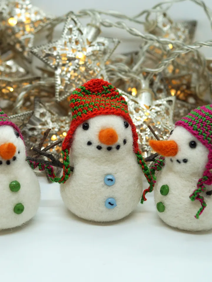 Needle felted snowman, Christmas gift, decoration, snowman in a hat, made to order